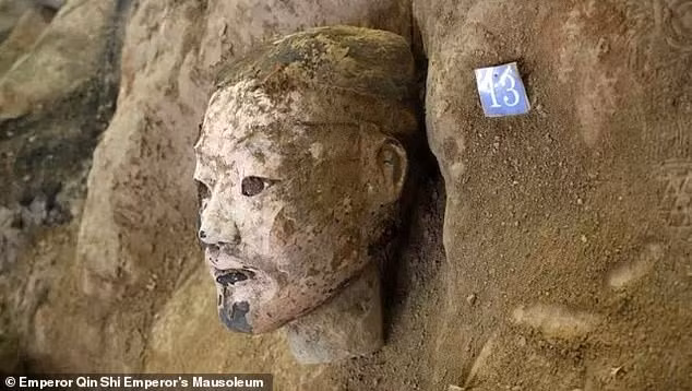 Cực nóng: Phát hiện 200 tượng đất nung trong lăng mộ Tần Thủy Hoàng Cuc nong: Phat hien 200 tuong dat nung trong lang mo Tan Thuy Hoang