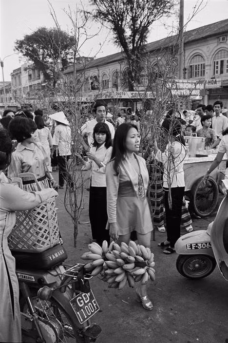 Dòng người tấp nập trong phiên chợ dịp Tết âm lịch ở Việt Nam năm 1971.