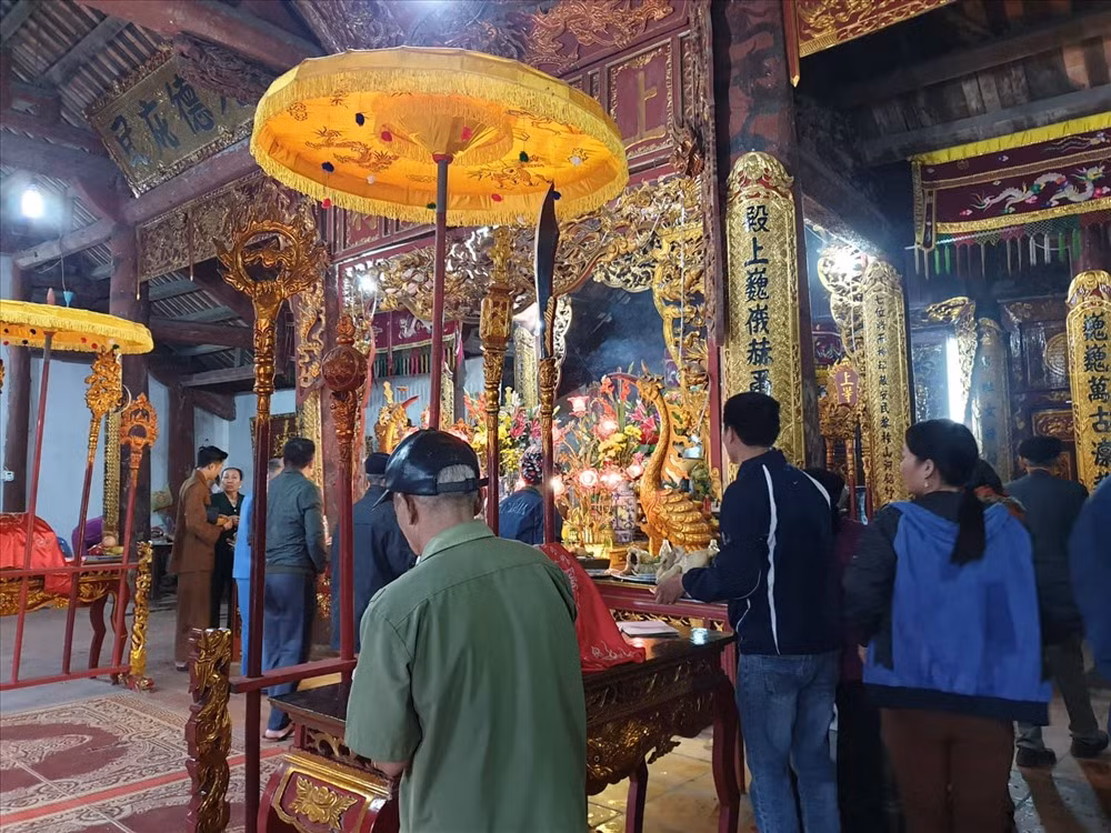 Ngay từ sáng sớm, nhiều gia đình đến đền Ngư Uyên có niên đại hàng trăm tuổi (toạ lạc trên địa bàn phường Long Xuyên, thị xã Kinh Môn, tỉnh Hải Dương) lễ bái, cầu may mắn và phúc lộc. Ảnh: laodong.