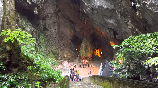 Bên trong động Hương Tích có nhiều nhũ nước chảy xuống. Người dân thường xếp hàng hứng để cầu may.