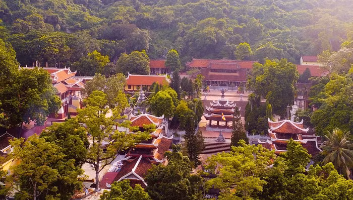 Bên cạnh động Hương Tích, quần thể Hương Sơn (Chùa Hương) cũng là địa điểm linh thiêng được nhiều người biết đến. Công trình được xây dựng từ đời Lê Thánh Tông (1442 - 1497) và trải qua 11 đời Tổ sư.
