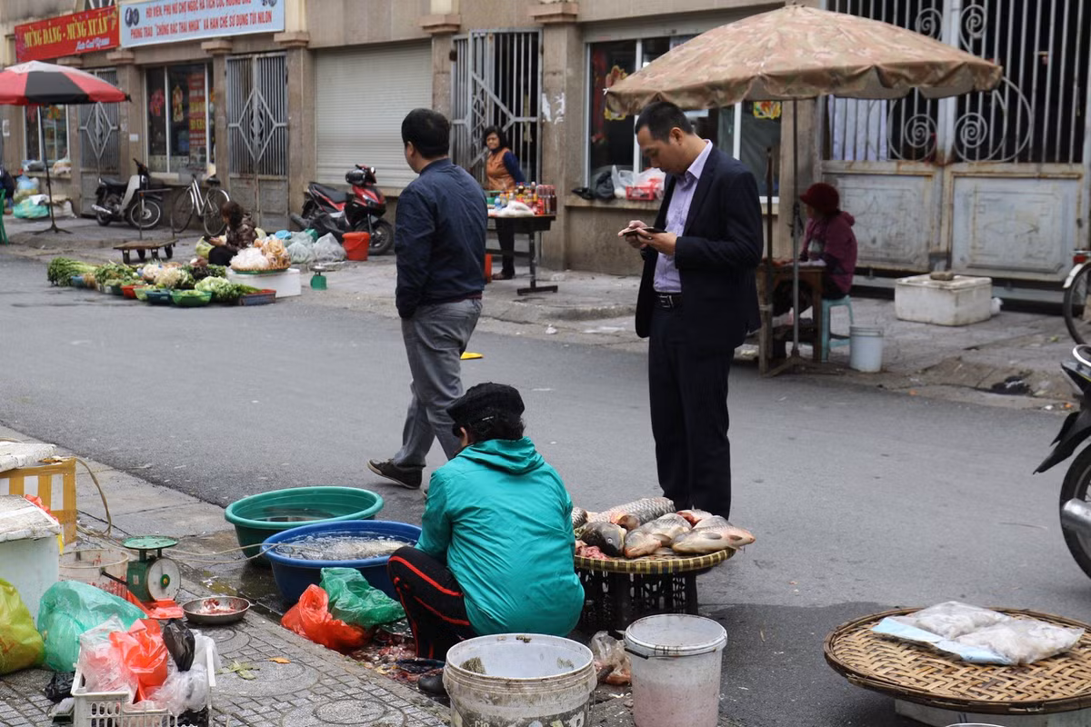Sáng sớm mùng 2 Tết Canh Tý, nhiều tiểu thương đã "mở hàng" kinh doanh tại các khu chợ dân sinh ở Thủ đô. Theo khảo sát của PV Kiến Thức, giá cả thực phẩm ngày Tết tăng nhẹ so với thời điểm trước đó. Tuy nhiên, mức tăng chỉ giao động trong khoảng 2.000-3.000/mặt hàng chứ không có hiện tượng "hét giá" như nhiều năm trước.