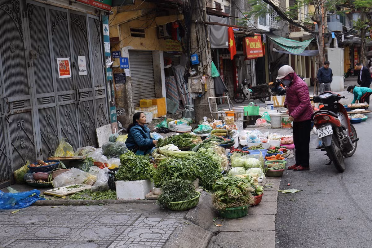 Cùng cảnh với các tiểu thương ở chợ Ngọc Hà, các khu chợ truyền thống khác như Phan Phù Tiên, Đoàn Thị Điểm cũng vắng người qua lại mua bán...