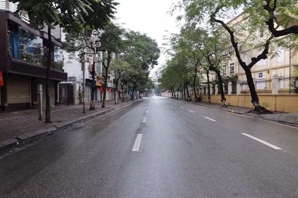 Những con đường trở nên rộng thênh thanh và yên bình hơn những ngày Tết.