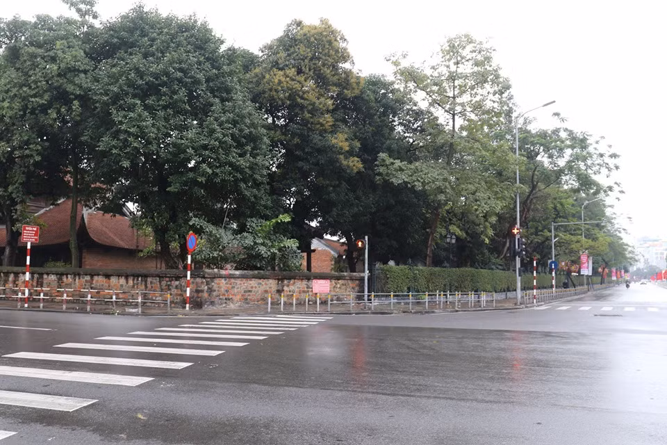 Khu vực Văn Miếu thông thoáng, vắng người đi lại.