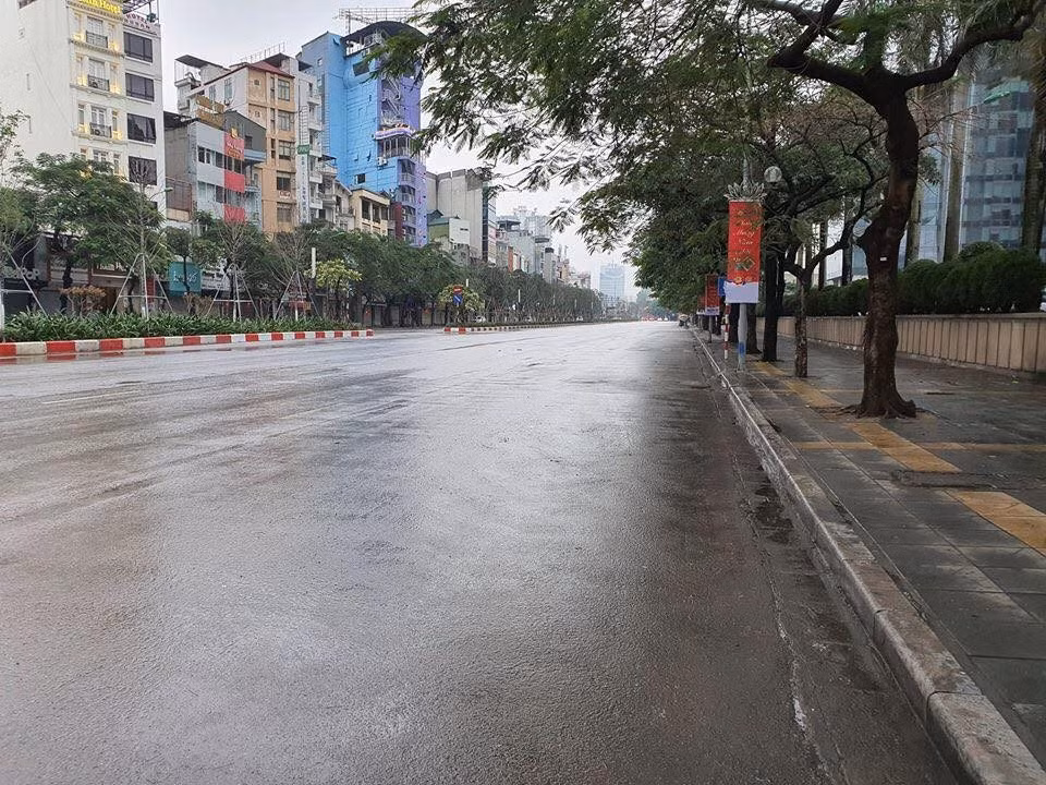 Rác thải được nhân viên vệ sinh môi trường dọn dẹp sạch sẽ khiến đường phố Hà Nội sạch đẹp hơn.