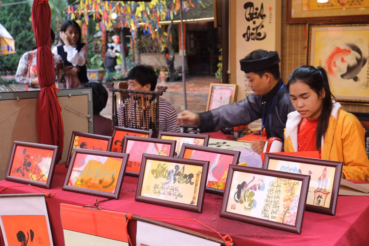 Những bức thư pháp đẹp được trưng bày thu hút sự chú ý của mọi người.