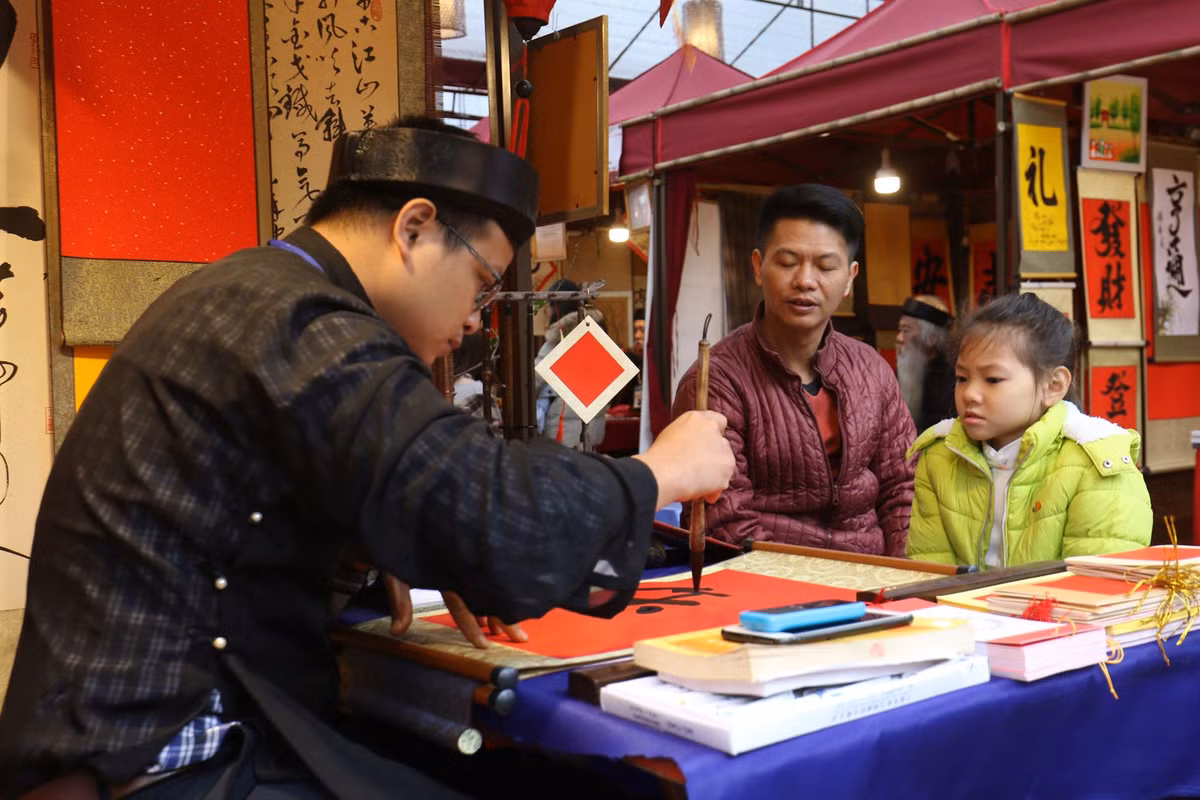 Đây cũng là dịp các bậc phụ huynh đưa con em mình đi tham quan, cùng tìm hiểu về ý nghĩa nét văn hóa xin chữ đầu năm.