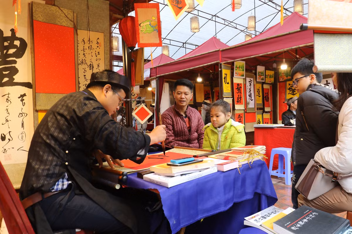 Nhiều gia đình người đi xin chữ đầu xuân thường thích các chữ “Phúc”; “Lộc”; “Thọ” ; “An Khang” “Cát Tường”, “Như Ý”... nhằm cầu mong sự bình yên cho gia đình con cháu.