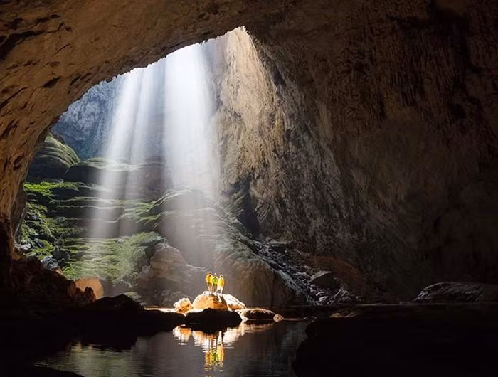 Hang Sơn Đoòng xếp ở vị trí thứ hai trong danh sách này. Cũng theo kết quả công bố trên tạp chí Conde Nast Traveler, Sơn Đoòng là hang động tự nhiên lớn nhất hành tinh