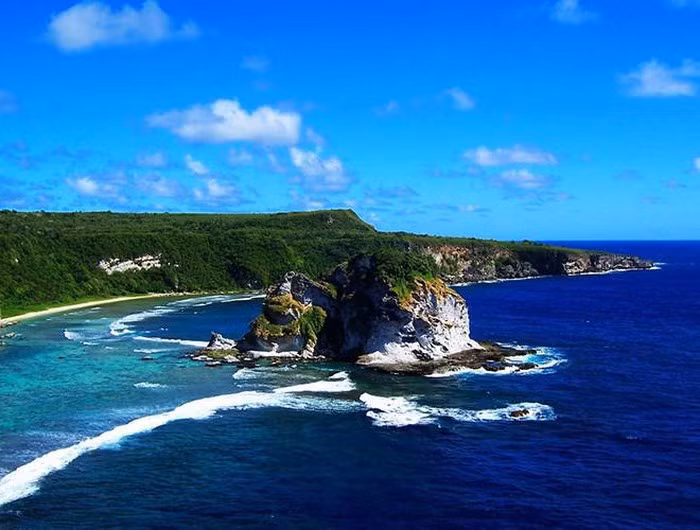 Quần đảo Mariana rộng hơn 1.000 km2 ở phía Tây Bắc Thái Bình Dương cũng là địa điểm lọt top 7 kỳ quan mới của thế giới năm 2020. Quần đảo hình vòng cung, được tạo thành bởi 15 ngọn núi lửa, bao gồm quần đảo Bắc Mariana và đảo Guam