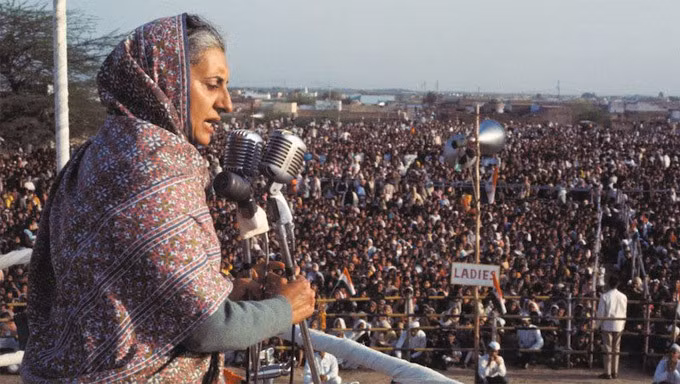 Thế nhưng, khi vừa bước qua cổng nhỏ, Thủ tướng Gandhi bị hai cận vệ người Sikh đang đứng gác ở đó là Satwant Singh và Beant Singh rút súng và nã đạn vào bà.