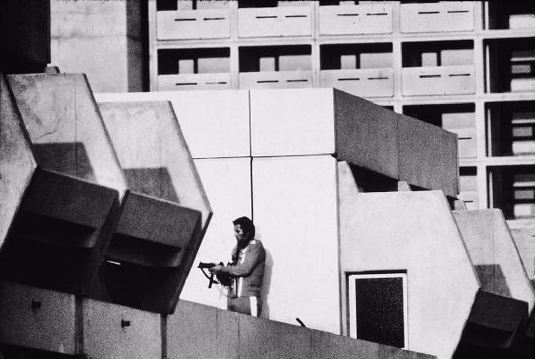 Kế đến, nhóm khủng bố Black September đưa 9 vận động viên Israel còn lại đến sân bay Munich.