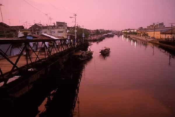 Hoàng hôn ở xóm ven sông.