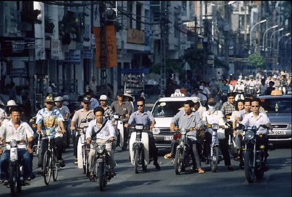Có người nói rằng: Ngày xưa, ở miền đất này trồng toàn cây gòn làm cây che bóng mát bên đường nên người ta mới gọi chốn này là Sài Gòn. Bên cạnh tên TP.Hồ Chí Minh thì Sài Gòn mang lại cho chúng ta cảm giác về cái gì xưa, cũ, trầm ấm đầy lãng mạn.