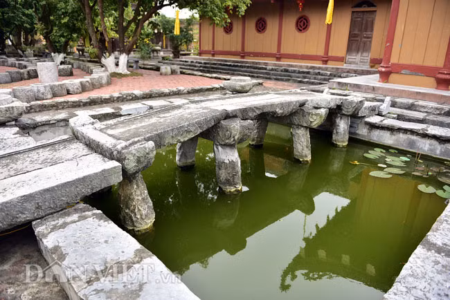Đặc biệt, trong bộ sưu tập đá cổ của chùa Động Ngọ, có chiếc cầu đá được mang về đây cũng có niên đại 340 năm. Những chiếc cột đá đỡ lấy nhịp cầu được chạm khắc tinh xảo, đẹp mắt, phối hợp với hồ sen nhỏ tạo nên một khung cảnh nên thơ. Nói về cây cầu đá cổ này, thầy Thắng cho biết, cách đây ít năm về huyện Tam Điệp (Ninh Bình), thấy chiếc cầu đá cổ rất đẹp nằm dưới bờ ruộng. Tổng trọng lượng cầu cả chục tấn, các trụ nằm sâu dưới bùn nên không dễ đưa lên bờ. Sau khi xin chính quyền địa phương và nhân dân, nhà sư đã đưa chiếc cầu đá về nguyên vẹn và tạo lại cảnh quan cho cầu đá.