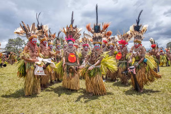 Hằng năm, Papua New Guinea thường tổ chức các lễ hội ở Goroka và Núi Hagen. Lễ hội Núi Hagen diễn ra vào giữa tháng 8 trong khi lễ hội Goroka tổ chức sau khoảng một tháng. Sẽ có khoảng 60 và 100 bộ lạc tham gia những sự kiện độc đáo này.