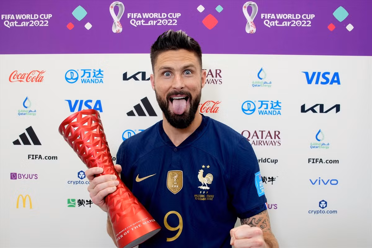 Với bàn thắng cuối hiệp một trong trận Pháp gặp Ba Lan ở vòng 16 đội, Olivier Giroud trở thành cầu thủ ghi nhiều bàn thắng nhất mọi thời đại của Pháp. Nhờ pha lập công này, tiền đạo này đã lập kỷ lục 52 bàn thắng, sau đó nâng lên thành 53 bàn thắng với pha đánh đầu ghi bàn trong trận tứ kết gặp Anh.