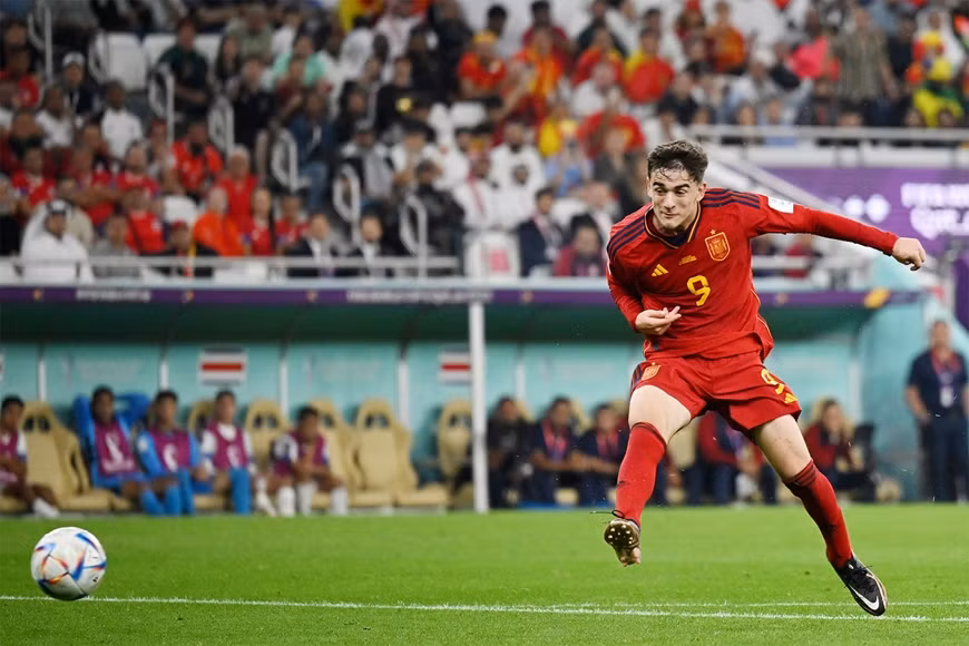 Gavi, cầu thủ bóng đá mặc áo Số 9 trở thành người đầu tiên ghi bàn cho Tây Ban Nha tại World Cup 2022. Đây là thành tích đáng tự hào với một cầu thủ mới 18 tuổi (sinh năm 2004).