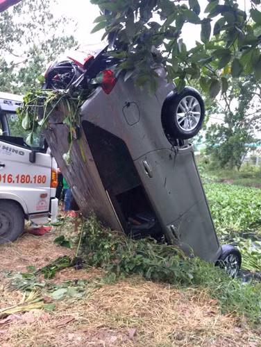 Oto lao nha dan, tong chet nguoi roi bay xuong kenh-Hinh-4