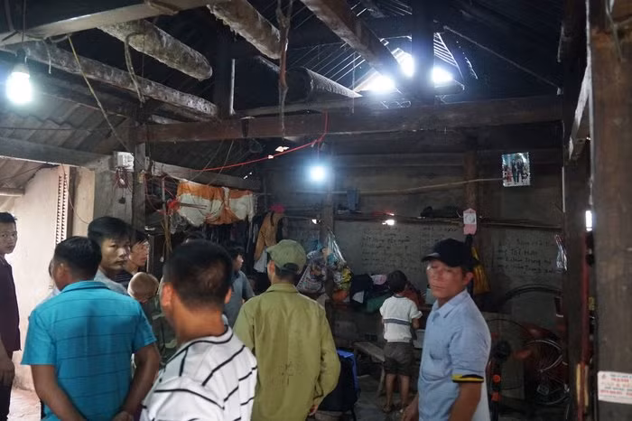 Chong ep 2 con treo co tu tu, nguoi vo o Tuyen Quang suy sup phai nhap vien