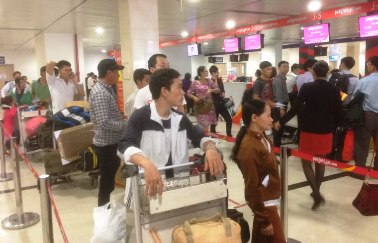 Vẻ mệt mỏi của hành khách tại sân bay Tân Sơn Nhất vì lượng người quá đông về quê ăn Tết. "Tôi và người thân đi chuyến bay về quê ở Thanh Hóa lúc 18h. Để không lỡ chuyến, chúng tôi đến sân bay từ xế chiều nhưng sân bay quá đông không còn chỗ ngồi chờ phải vạ vật dưới sàn", một hành khách chia sẻ.