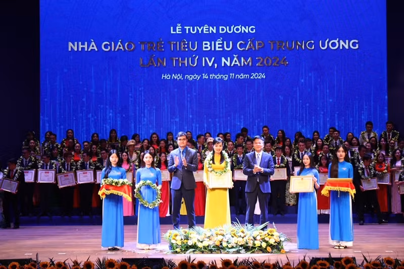 Tôn vinh cống hiến của 99 nhà giáo trẻ tiêu biểu cấp Trung ương Ton vinh cong hien cua 99 nha giao tre tieu bieu cap Trung uong