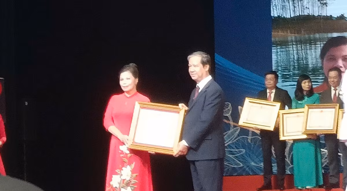 NGND Vu Thi Hanh: Miet mai uom mam tri thuc cho tuong lai-Hinh-4