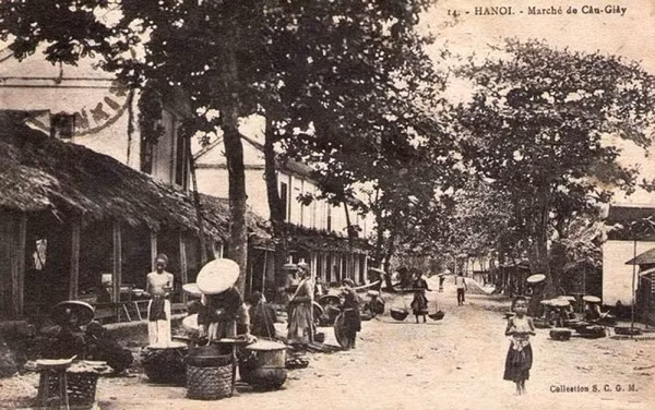 Chợ Cầu Giấy, Hà Nội. Ngày nay, khu vực Cầu Giấy đã là những con phố sầm uất, nườm nượp người xe.