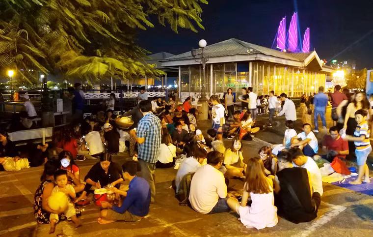 Ai ai cũng cố tìm vị trí đẹp nhất để ngắm pháo hoa tầm cao được bắn lên từ phía nóc hầm Thủ Thiêm.