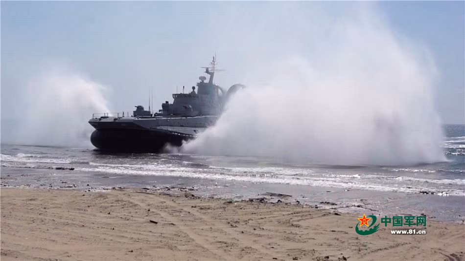 Tuy nhiên, giới quân sự cho biết là hiện Hải quân Trung Quốc không có tàu đổ bộ nào đủ sức chở Zubr đi xa hơn ngoài phạm vi hoạt động 560km của nó.
