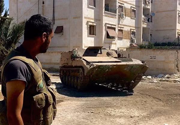 Chiến sự ở mặt trận Aleppo vẫn đang diễn ra vô cùng ác liệt suốt nhiều tuần qua, Quân đội Syria dù vẫn đang siết chặt vòng vây nhưng vẫn gặp nhiều khó khăn trong việc đánh bật phiến quân khỏi các vị trí phòng thủ khắp Aleppo.