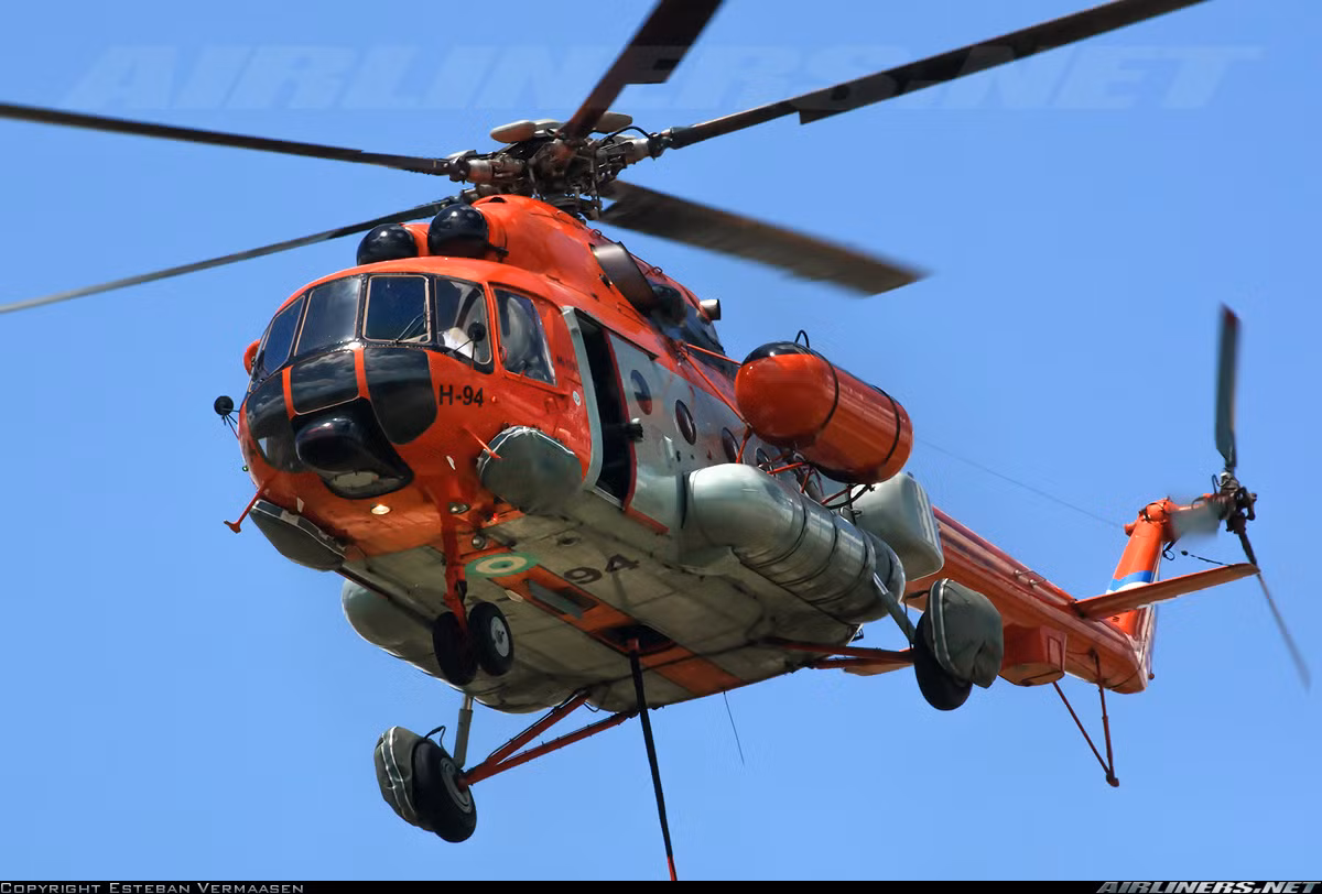 Kíp lái của Mi-171E gồm 3 người: Hai phi công và một thợ máy.