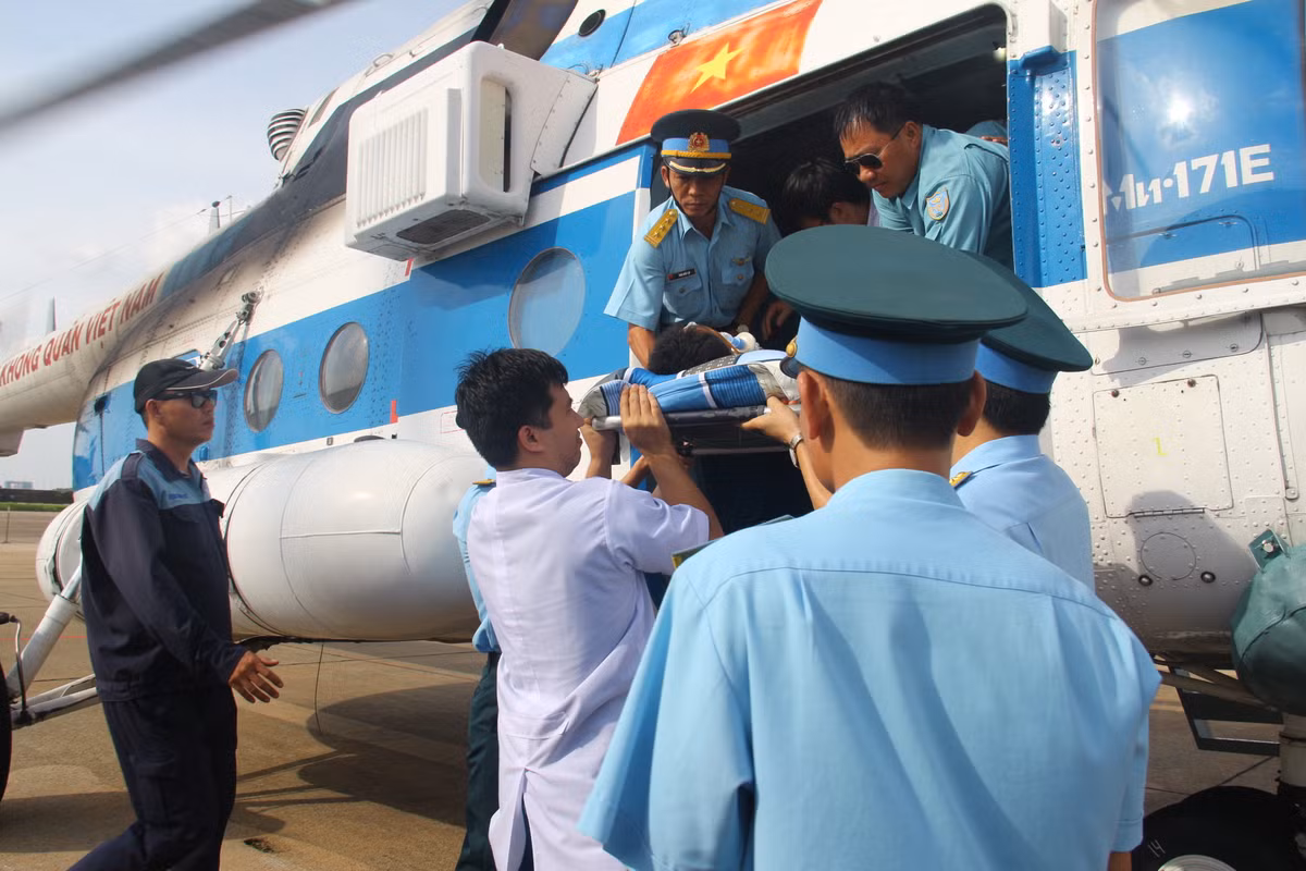 Hôm qua (21/8), trực thăng của Trung đoàn 917, Sư đoàn không quân 370 đã thực hiện một chuyến bay "cực kỳ đặc biệt", bay liên tục 8 tiếng (qui định mỗi lần bay chỉ được 7 tiếng) vượt hơn 2.000km trên biển ở độ cao 1.500m trong điều kiện thời tiết không thuận lợi để cứu hộ một chiến sĩ bị thương nặng trong khi làm nhiệm vụ từ đảo Song Tử Tây, quần đảo Trường Sa về TP HCM an toàn. Điều đáng lưu tâm về mặt trang bị, đó là một chiếc trực thăng đa năng Mi-171E – một trong những phiên bản hiện đại nhất của dòng máy bay trực thăng đa năng Mi-8/17 huyền thoại. Ảnh: báo Tuổi Trẻ