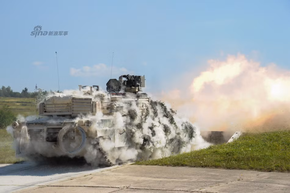 Hình ảnh tuyệt đẹp khoảnh khắc xe tăng M1A1 Abrams của Lục quân Mỹ khai hỏa.