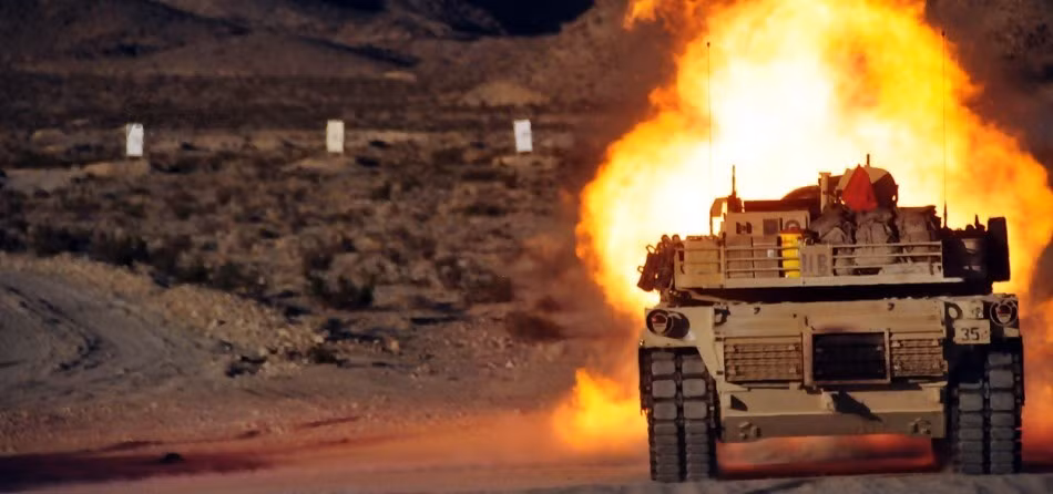 M1 Abrams không sử dụng hệ thống nạp đạn tự động như xe tăng Nga mà vẫn dùng sức người, nhưng tốc độ bắn có thể lên tới 6-8 phát/phút, thậm chí trong thực chiến có trường hợp nạp đạn viên M1 Abrams đảm bảo cho khẩu pháo bắn 3 phát đạn chỉ trong 10 giây.