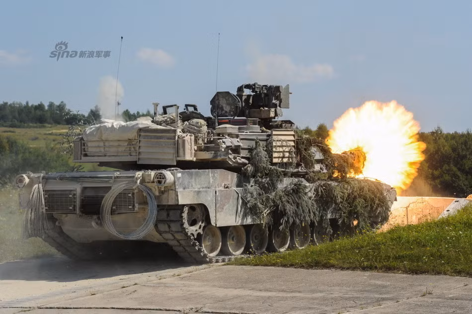 Đáng lưu ý khẩu M256 là thiết kế sao chép có giấy phép công nghệ pháo Rhenmental L44 trang bị trên xe tăng Leopard 2 của Cộng hòa Liên bang Đức.
