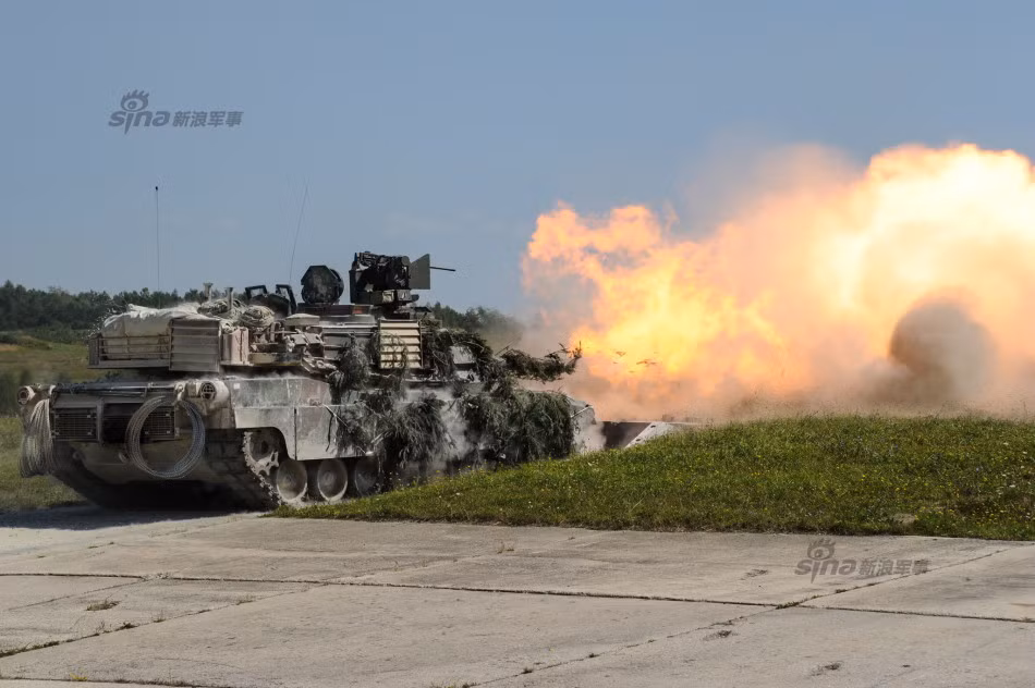 Dòng xe tăng M1 Abrams được trang bị hai kiểu pháo tăng chính gồm: M68 105mm (phiên bản M1 đời đầu sử dụng) và M256 120mm (kể từ M1A1 trở về sau).