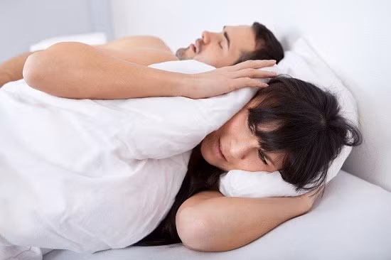 Nghiến răng ken két. Mặc dù bạn không nhận thức được mình làm gì lúc ngủ, thế nhưng hành động nghiến răng này cũng cần phải được kiểm soát. Nó có thể là dấu hiệu nguy hiểm của một số vấn đề sức khỏe như: viêm nha chu, co cứng các cơ hàm, viêm khớp thái dương hàm, suy nhược thần kinh…