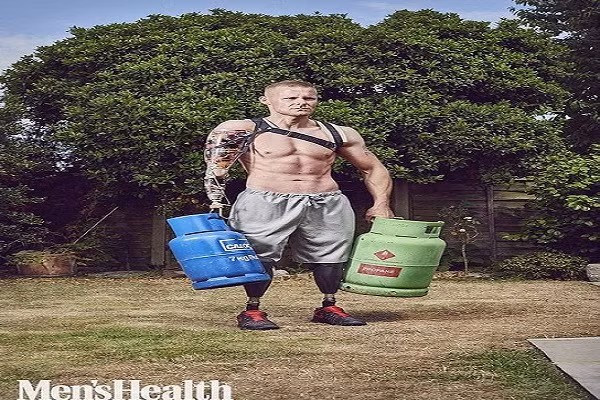 Nhưng bằng ý chí nghị lực phi thường, những anh hùng thân hình 6 múi này luôn vượt qua chính mình, thử thác chính mình, rèn luyện sức khỏe của bản thân đề giành lại những gì tốt nhất bản thân từng có. 5 ứng cử viên này gồm có cựu binh sỹ Mark Ormrod (ảnh) bị mất hai chân và một cánh tay trong cuộc chiến ở Afghanistan. 