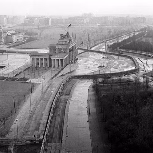 Bức tường Berlin chia tách thành phố Berlin giữa Cộng hòa Dân chủ Đức (Đông) và Cộng hòa Liên bang Đức (Tây). Ảnh Cổng Brandenburg đằng sau một phần Bức tường Berlin năm 1961.