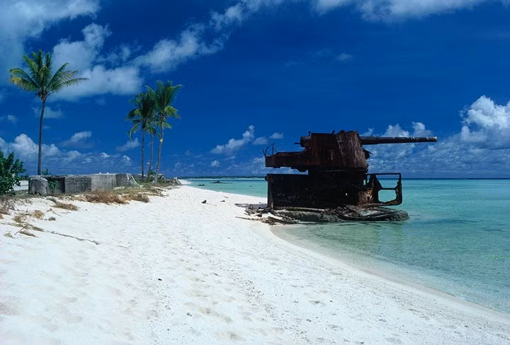 Quốc đảo Kiribati: Nằm ở trung tâm Thái Bình Dương, việc xin cấp visa vào đất nước này khó khăn do du khách phải tìm được trụ sở Đại sứ quán của nước này, trong khi Kiribati chỉ có một Đại sứ quán duy nhất nằm ở Llanddewi Rhydderch, một ngôi làng xứ Wales, Châu Âu. Ảnh Lonely Planet