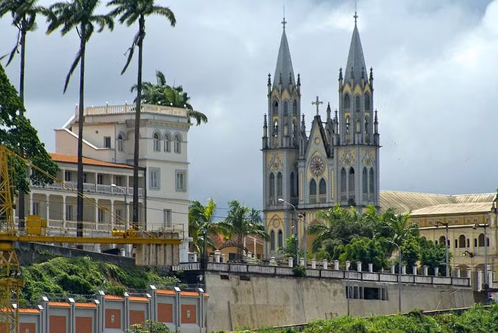 Equatorial Guinea (Guinea Xích Đạo): Equatorial Guinea là một nơi rất khó để ghé thăm, ngoại trừ việc bạn là người có quốc tịch Mỹ. Công dân nước này là những người nước ngoài duy nhất trên thế giới không yêu cầu thị thực khi ghé thăm Equatorial Guine. Ảnh Malabo Đại sứ quán Equatorial Guinea/Flickr