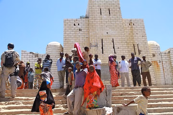 Somalia: Nằm trong khu vực bất ổn do chiến tranh khiến Somalia chắc chắn không phải là một điểm đến lý tưởng để du lịch. Hơn nữa thủ tục visa khá rắc rối, khi cần phải có một visa riêng biệt mới được đến Somaliland - vùng yên bình nhất đất nước. Ngoài ra nếu khách du lịch là người Israel hoặc đã đến Israel đều không được phép đặt chân vào Somalia. Ảnh Utenriksdepartementet UD/Flickr