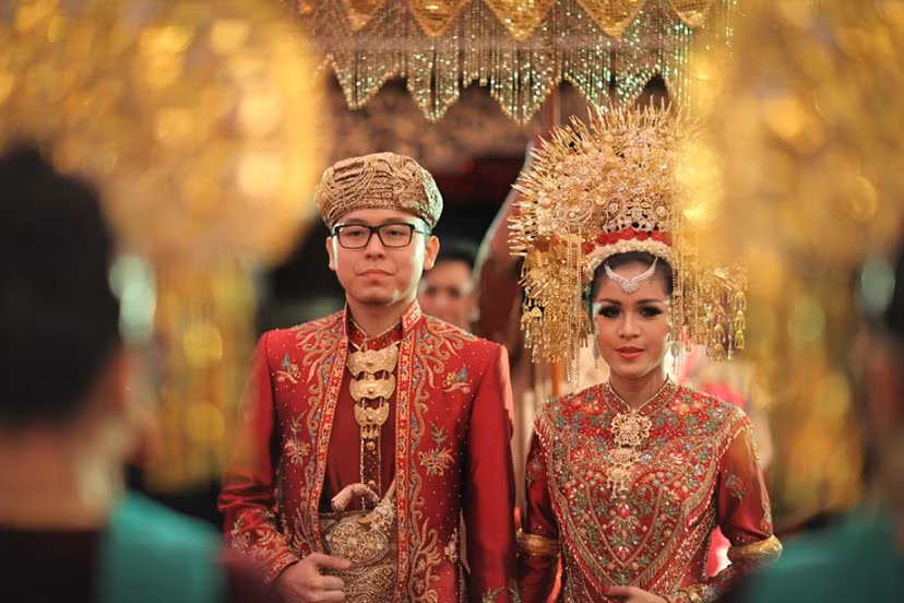 Khi một cặp vợ chồng kết hôn, chú rể sẽ chuyển đến sinh sống tại nhà cô dâu. Mọi quyết định trong gia đình đều được cân nhắc giữa ý kiến của cả vợ và chồng trên cơ sở tôn trọng lẫn nhau. Tuy nhiên, phụ nữ nắm quyền quyết định chính trong các vấn đề liên quan đến hoạt động gia đình, thu chi, mua sắm và giáo dục trẻ em…