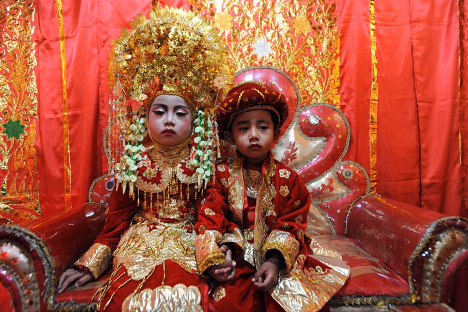 Trẻ em người Minangkabau mỗi dịp sinh nhật sẽ đón lễ aquika với những bộ trang phục truyền thống lộng lẫy. Những chiếc mũ cầu kỳ tượng trưng cho tinh thần dũng cảm của tộc người Việt cổ sinh sống tại Indonesia.