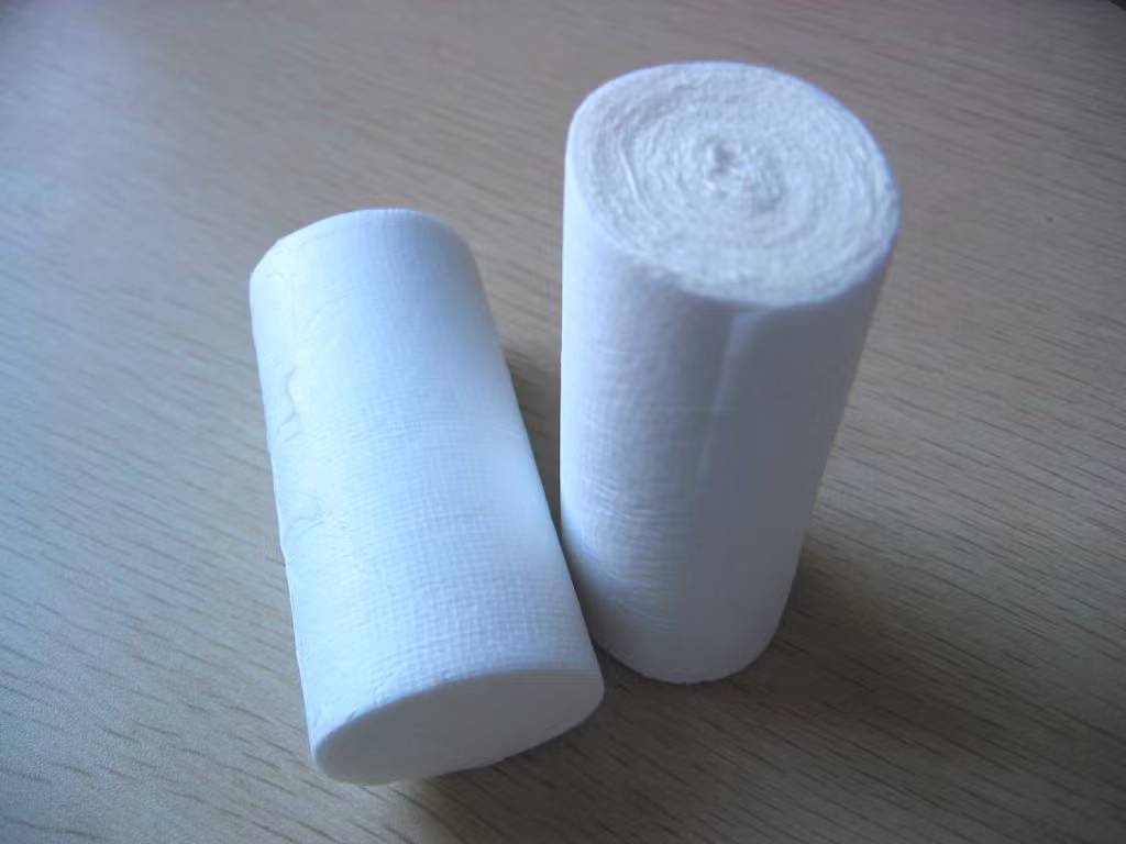 Dùng gạc rửa răng. Cách này sẽ có tác dụng nếu bạn uống rượu vang đỏ. Dùng một miếng gạc ẩm và lau sạch mảng bám trên răng cũng sẽ cân bằng được độ pH trong miệng.