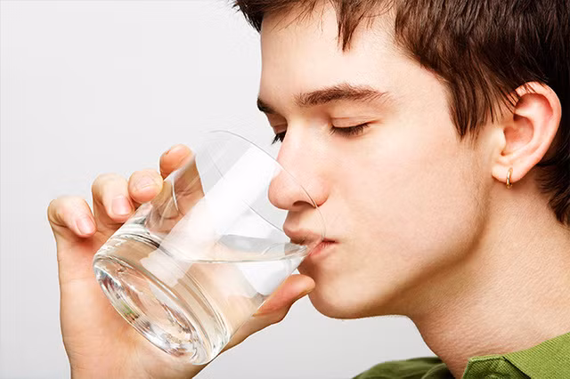 Đánh răng trước khi uống rượu. Nếu không có thời gian đánh răng thì bạn nên súc miệng qua trước khi nhấp rượu bởi khi bạn đánh răng thì các mảng bám trên răng cũng bị cuốn trôi, không còn nơi cho rượu cư trú nữa.