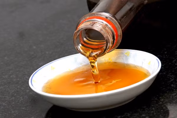 Với các món nấu với nước mắm, không nên nấu lâu sẽ khiến chất bổ dưỡng như chất đạm và các loại vitamin A, D và B12 trong nước mắn bị mất đi. Tốt nhất nên nêm nước mắm khi món ăn đã chín và tắt bếp ngay để bảo vệ mùi hương đậm đà của nước mắm.