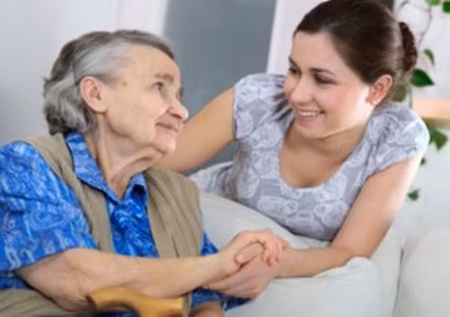 Thứ tám: Hãy để cho mẹ chồng biết rằng bạn và chồng mình đều yêu mẹ. Bạn cần thể hiện được tình yêu của mình đối với chồng trước mặt mẹ chồng, đồng thời bạn cũng cần thể hiện tình yêu của mình đối với mẹ chồng trước mặt chồng. Ví dụ đơn giản là, bạn mua quần áo cho chồng thì cũng nên mua quần áo cho mẹ chồng, như thế bạn sẽ thấy nụ cười hạnh phúc trên khuôn mặt mẹ. Như vậy hiệu quả tình cảm sẽ tốt hơn rất nhiều.